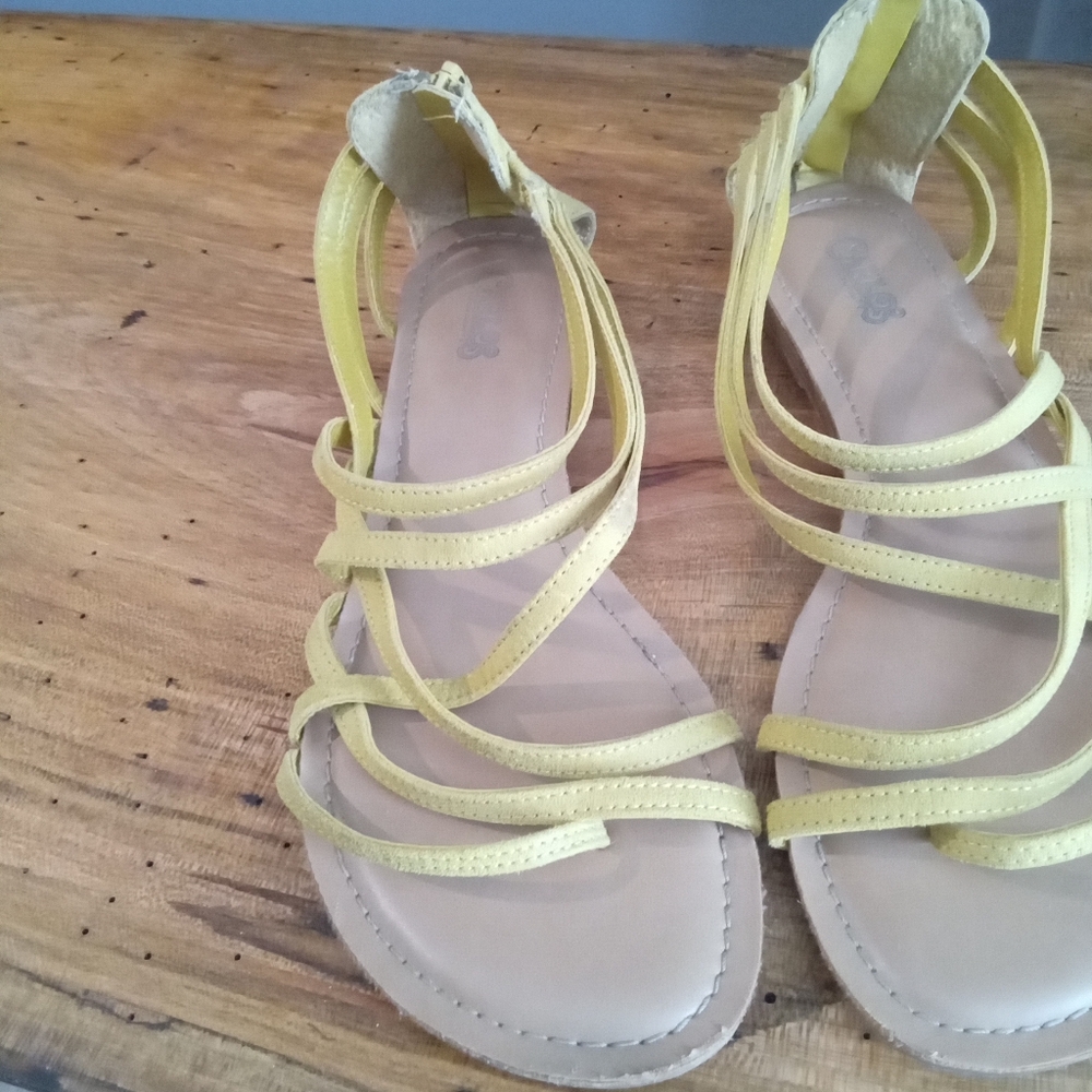 Carlos Santana Amara Size 8.5 Yellow Strappy Sandals